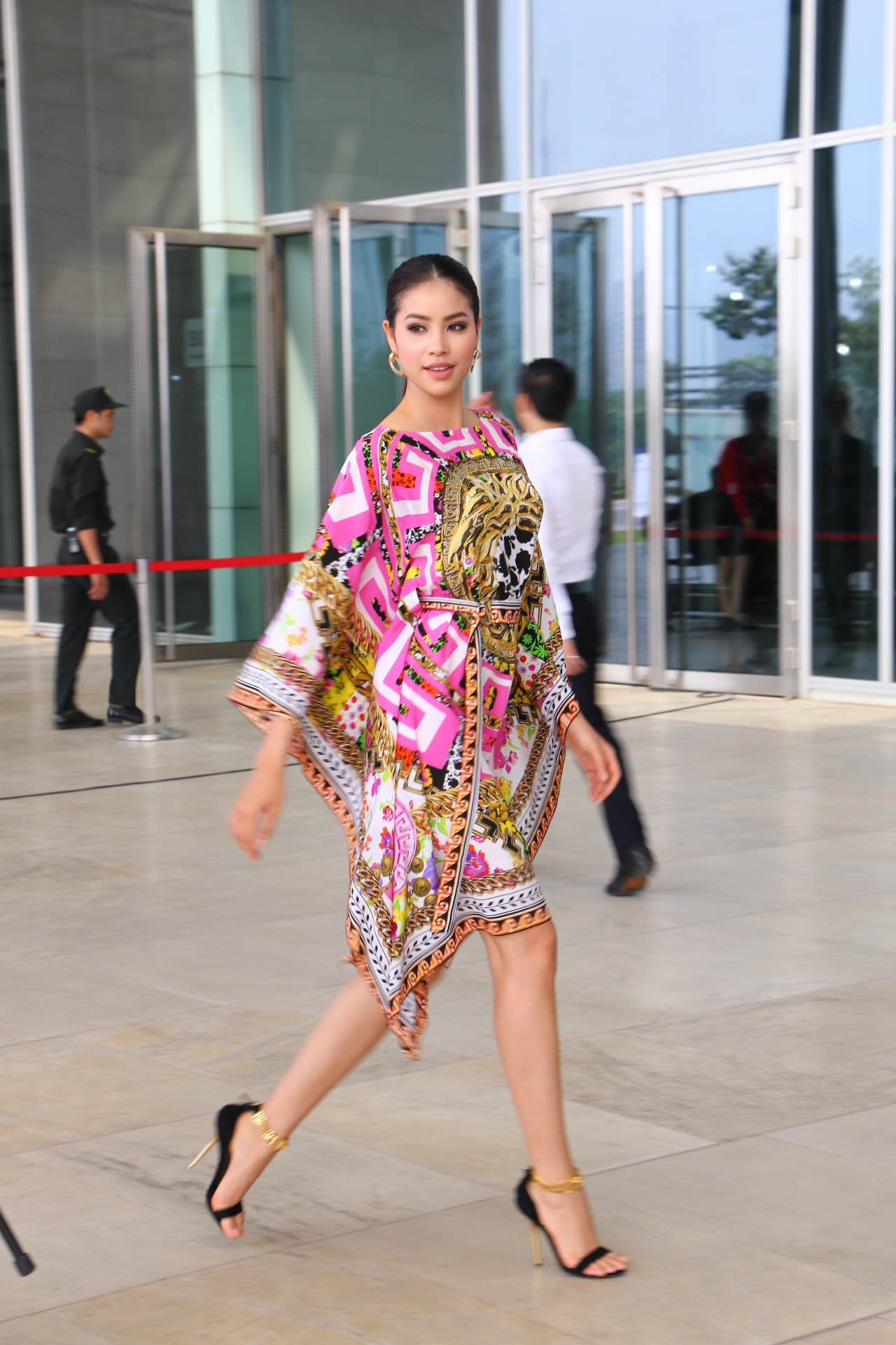 Hoa hậu Phạm Hương nổi bật với đầm hàng hiệu