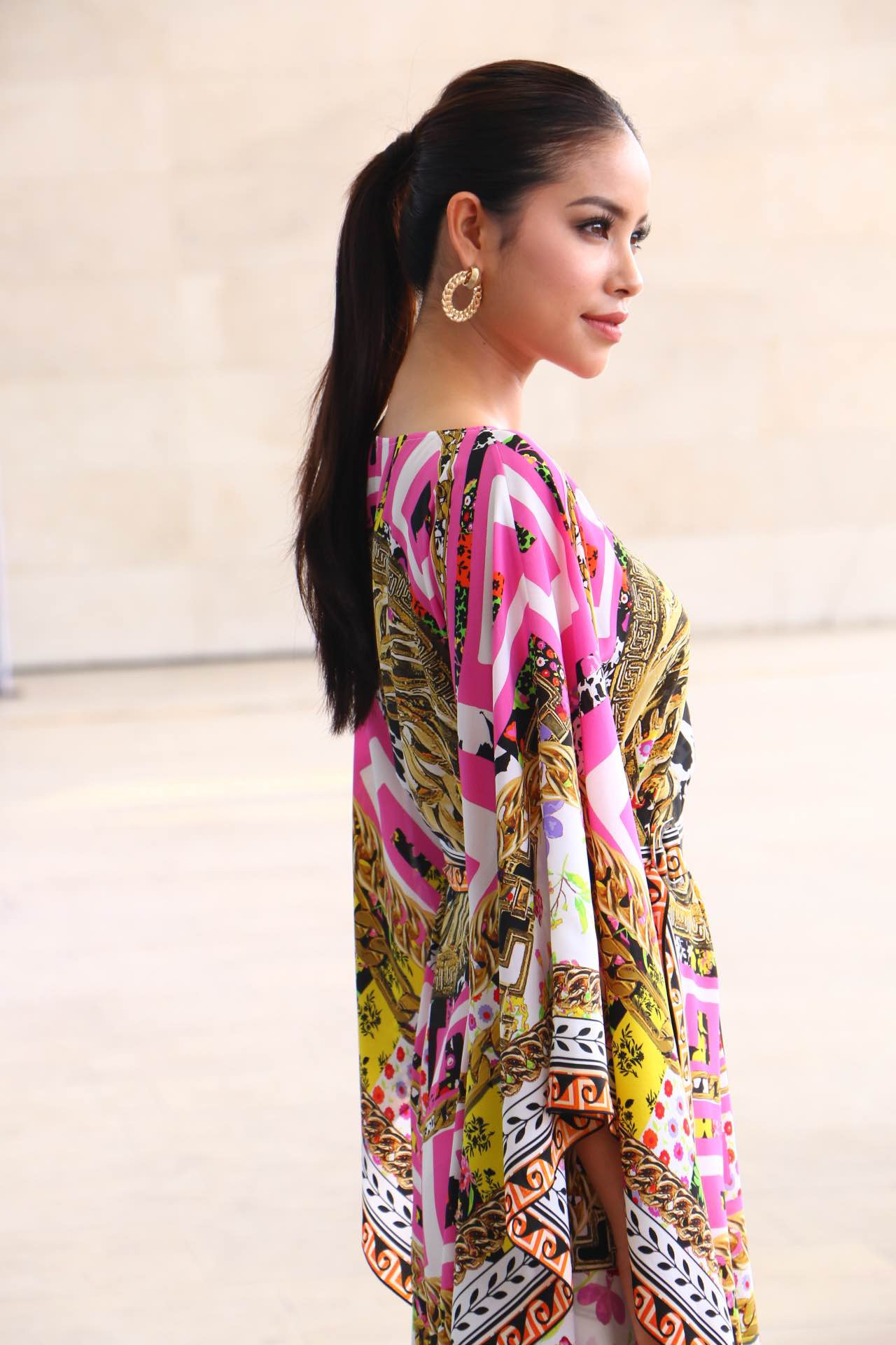 Hoa hậu Phạm Hương nổi bật với đầm hàng hiệu