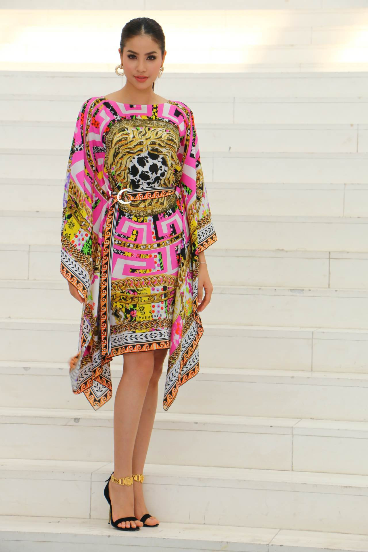 Hoa hậu Phạm Hương nổi bật với đầm hàng hiệu