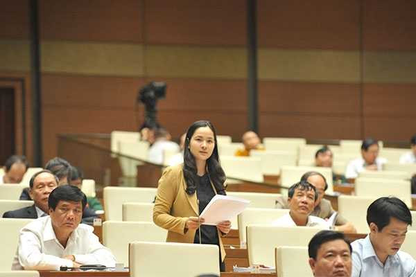 ĐBQH Vũ Thị Hương Sen phát biểu tại hội trường Quốc hội khóa XIII