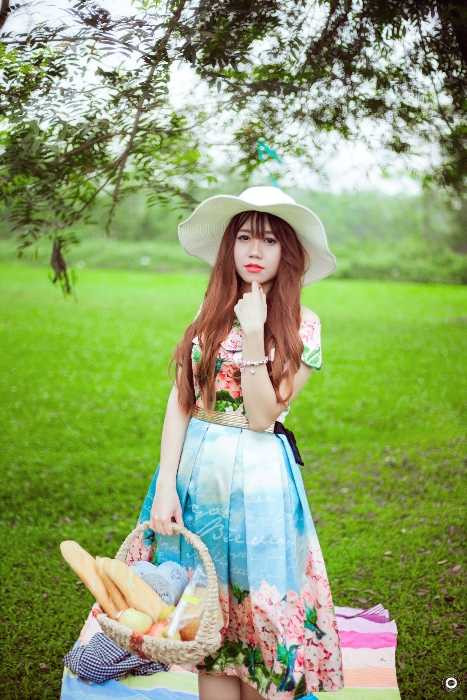 Hot girl Ngoại giao Bùi Phượng Liên