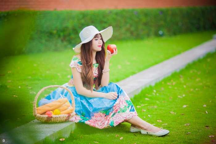 Hot girl Ngoại giao Bùi Phượng Liên