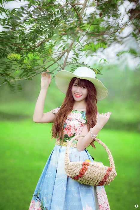 Hot girl Ngoại giao Bùi Phượng Liên