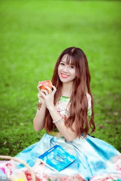 Hot girl Ngoại giao Bùi Phượng Liên