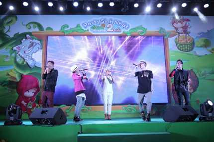 Nam ca sỹ trình diễn cùng nhóm FB Boiz ca khúc Only U cực kỳ sôi động