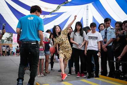 Màn giao lưu, trình diễn cùng nhạc DJ cực kỳ hài hước của Hòa Minzy