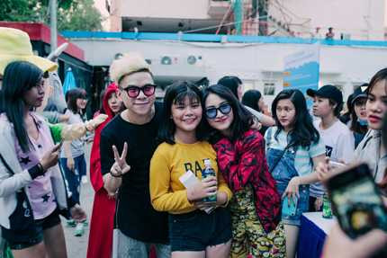 Hoàng Tôn - Hòa Minzy chụp ảnh cùng fans