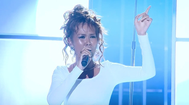 Võ Hạ Trâm tưởng nhớ Whitney Houston.