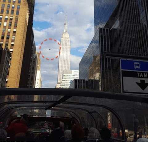 Du khách đã vô cùng ngỡ ngàng khi thấy hình ảnh vật thể bay xuất hiện trên bầu trời trung tâm thành phố New York. Ảnh Dailymail Du khách đã vô cùng ngỡ ngàng khi thấy hình ảnh vật thể bay xuất hiện trên bầu trời trung tâm thành phố New York. Ảnh Dailymail