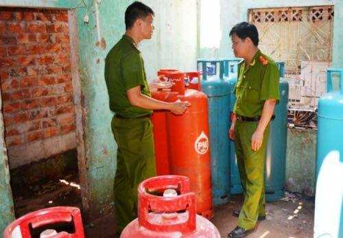 Lực lượng chức năng phát hiện hàng trăm bình gas lậu khi kiểm tra cơ sở Gas Bình có trụ sở tại Huế.