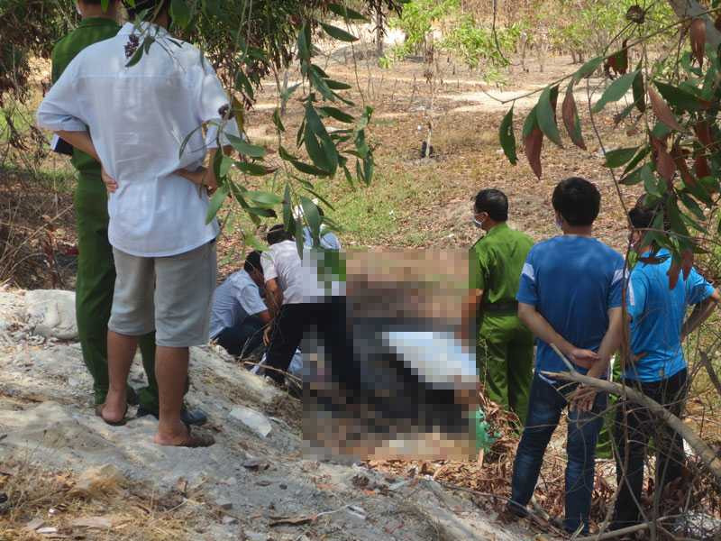 Trong lúc tham gia giao thông, người dân phát hiện người đàn ông bốc cháy bên vệ đường.