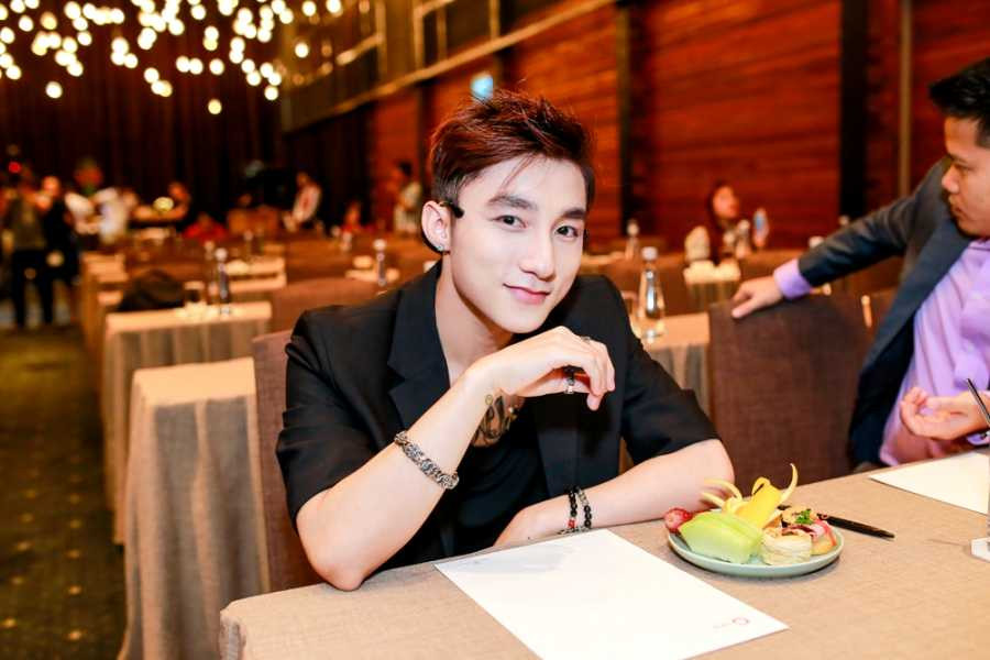 Hoàng Thùy Linh váy ren xuyên thấu nóng bỏng bên Sơn Tùng M-TP