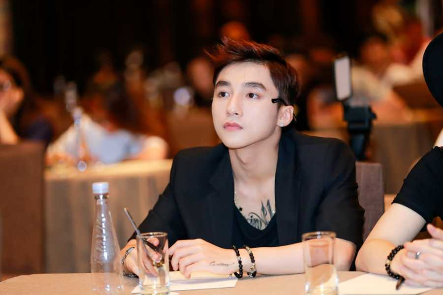 Hoàng Thùy Linh váy ren xuyên thấu nóng bỏng bên Sơn Tùng M-TP