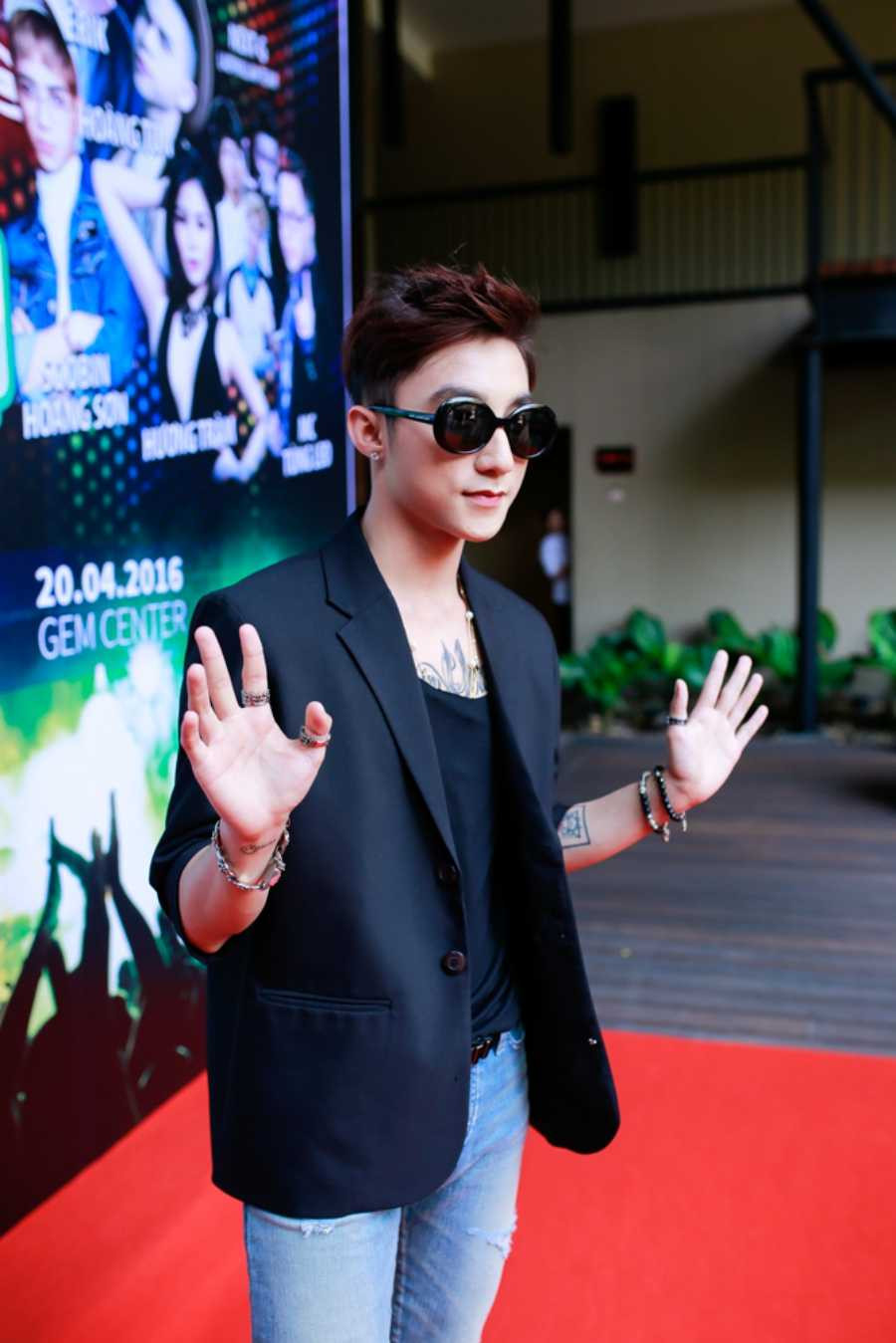 Hoàng Thùy Linh váy ren xuyên thấu nóng bỏng bên Sơn Tùng M-TP