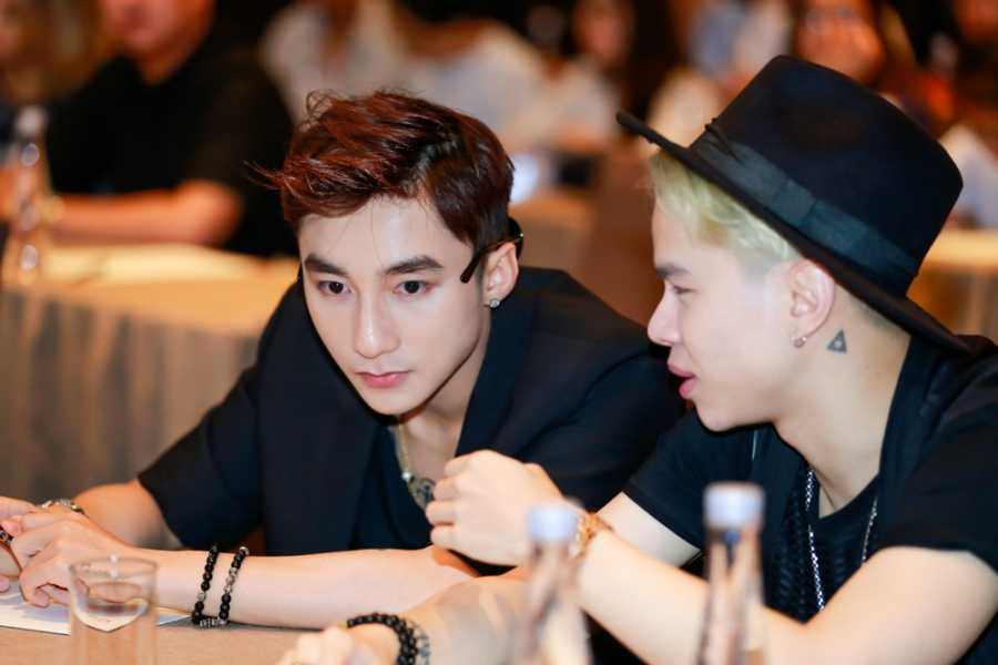 Hoàng Thùy Linh váy ren xuyên thấu nóng bỏng bên Sơn Tùng M-TP