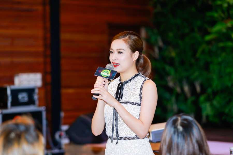 Hoàng Thùy Linh váy ren xuyên thấu nóng bỏng bên Sơn Tùng M-TP