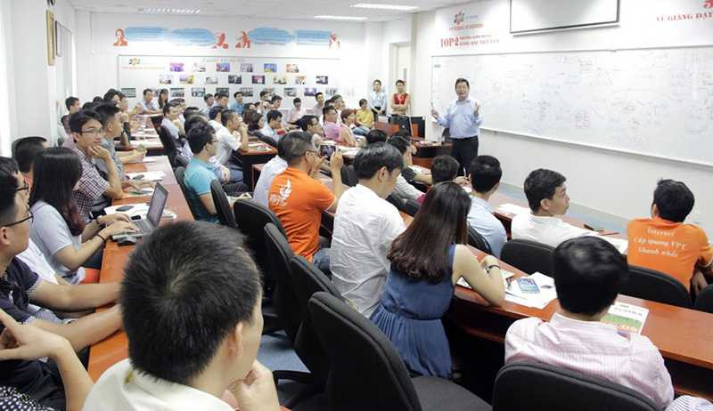 Gần 100 học viên là lãnh đạo các doanh nghiệp đã lắng nghe những chia sẻ rất bổ ích từ chính kinh nghiệm của ông Trương Gia Bình