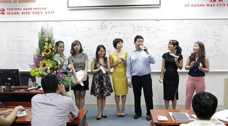 Các học viên bất ngờ hát tặng chúc mừng sinh nhật PGS Trương Gia Bình ngay sau khi ông kết thúc bài giảng