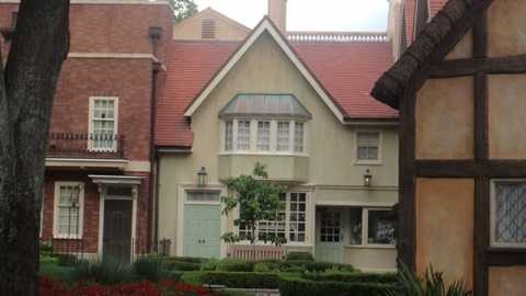 Domatophobia - sợ ở trong nhà. Nếu như việc trở về nhà là điều hạnh phúc đối với nhiều người. Tuy nhiên, những người mắc phải hội chứng Domatophobia lại cho rằng việc ở trong nhà là quá sức chịu đựng. Thậm chí họ còn gặp phải nhiều triệu chứng như tim đập nhanh, thở mạnh và hoảng loạn