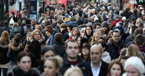 Anthropophobia - Hội chứng sợ đám đông. Những người mắc hội chứng này luôn luôn sợ hãi mỗi khi phải ra đường và chỉ muốn ở một mình