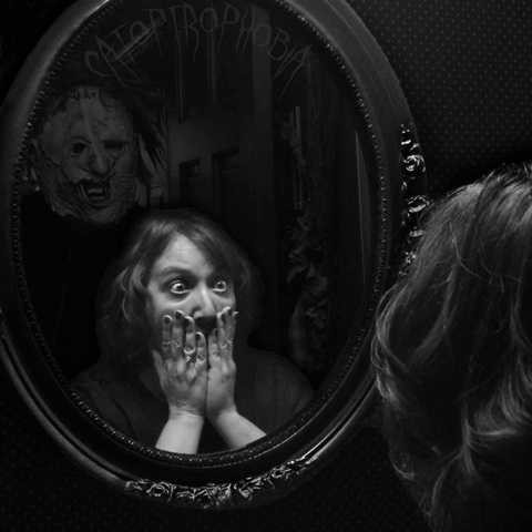 Catoptrophobia - Hội chứng sợ soi gương. Hội chứng này được cho là bắt nguồn từ sự sợ hãi của nhiều người mỗi khi vô tình làm vỡ gương. Gương vỡ đôi khi được cho là điềm gở và chính điều đó đã làm tăng thêm nỗi sợ hãi của mọi người