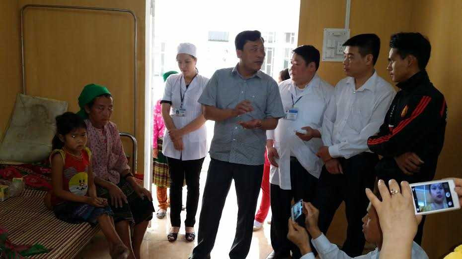 Ông Tuấn (Phó Chủ tịch huyện Yên Minh, thứ 4 từ phải sang) đang thăm hỏi động viên gia đình cháu Lúa.