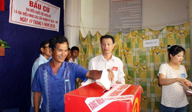 Cử tri bỏ phiếu bầu cử sớm tại Tổ bầu cử số 4, xã Thổ Châu, huyện Phú Quốc, Tỉnh Kiên Giang (Ảnh: Tuổi trẻ)