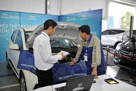 Thí sinh đang trả lời giám khảo trong phần thi thực hành trên xe Hyundai Grand i10 Thí sinh đang trả lời giám khảo trong phần thi thực hành trên xe Hyundai Grand i10