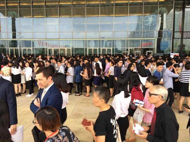 Qua các khâu kiểm tra an ninh, các bạn trẻ xếp hàng đi vào bên trong hội trường (Ảnh: TTO)