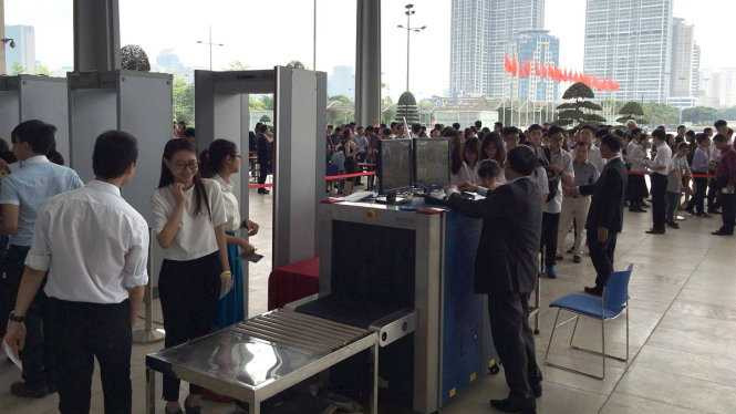 Hơn 2.000 bạn trẻ Việt Nam háo hức chờ tổng thống Obama