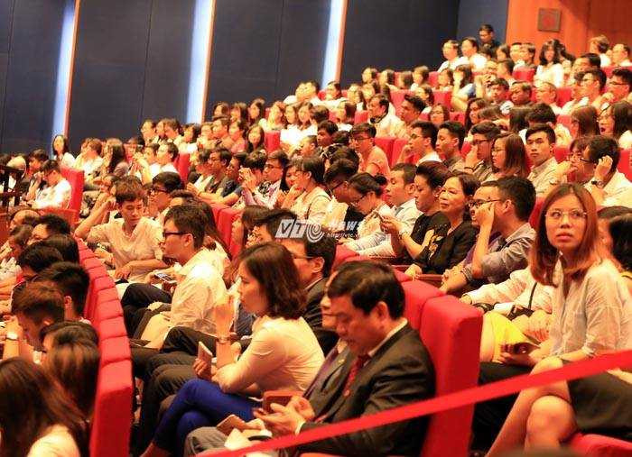 Bên trong hội trường chật kín người là các bạn trẻ sinh viên, trí thức doanh nhân... (Ảnh: Duy Thành)