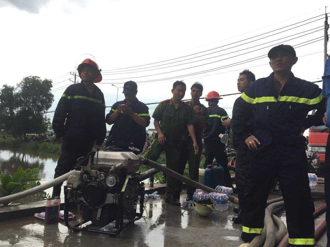 Nước được đội cứu hộ lấy từ những con kênh gần đó. Công tác cứu hộ được diễn ra khẩn trương. Nhiều chiến sĩ chữa cháy từ lúc gần 2h trưa đã có dấu hiệu mệt lả phải xối nước lên đầu để lấy sức tiếp tục chữa cháy