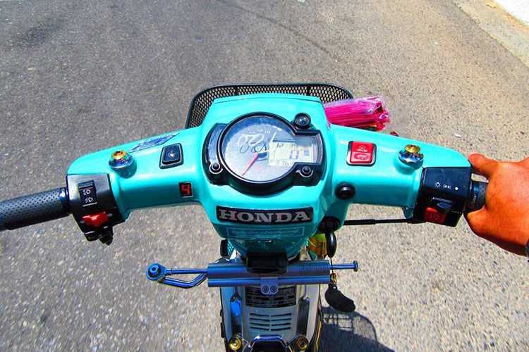  Trên chiếc xế độ Dream này, chủ nhân của nó đã trang bị tận răng với các món đồ chơi trên phần ghi đông như đồng hồ Koso RX2N, công tắc On/Off của PKL, nút bật yên điện, trợ lực cổ Ohlins và báo số điện tử... nhằm giúp cho xe vận hành tốt hơn.