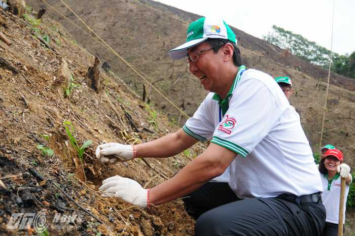 Ông Minoru Kato, Tổng giám đốc Honda Việt Nam trồng cây sáng 15/5 - Ảnh: Tùng Đinh