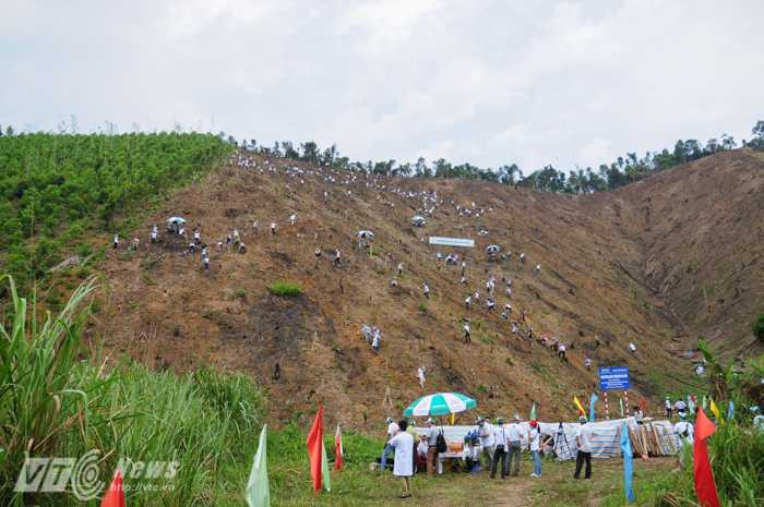 Hơn 200 nhân viên, lãnh đạo Honda và đại diện thành phố Bắc Kạn tham gia trồng rừng - Ảnh: Tùng Đinh