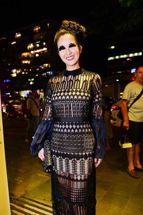 Hồng Nhung khiến nhiều người hoảng sợ, Thủy Tiên váy xẻ cao tới bụng