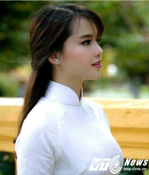 Trâm Trinh (sinh năm 1997) là cháu gái của ca sĩ Jimmii Nguyễn và gương mặt được mọi người nhận định là rất giống Ngọc Trinh.