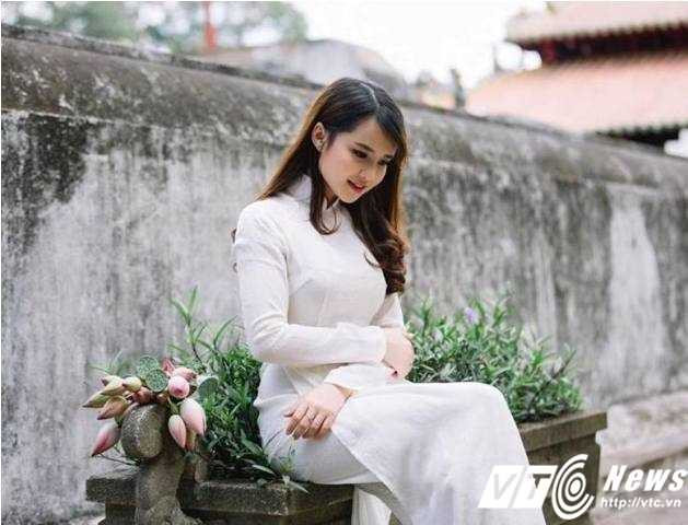 Nói về bộ ảnh chào tuổi mới của mình, Trâm Trinh chia sẻ “ Mình nghĩ, con gái đẹp nhất khi được mặc áo dài. Thực hiện bộ ảnh này một phần vì mình muốn lưu giữ lại tuổi thanh xuân, một phần nó như là một món quà tự tặng cho bản thân mình khi vừa tròn tuổi 19. “