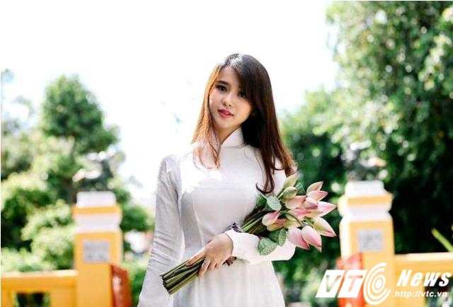 Trâm Trinh đẹp rạng ngời khi tạo dáng cùng hoa sen.