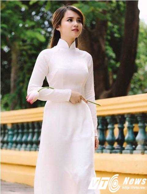 Thường xuyên nhận được lời mời đóng MV,làm mẫu ảnh và tham gia một số chương trình nhưng Trâm Trinh thường từ chối vì đang lo cho việc học. Cô chỉ thỉnh thoảng xuất hiện với vai trò hỗ trợ cho công việc của cậu mình (ca sĩ Jimmii Nguyễn) mà thôi.