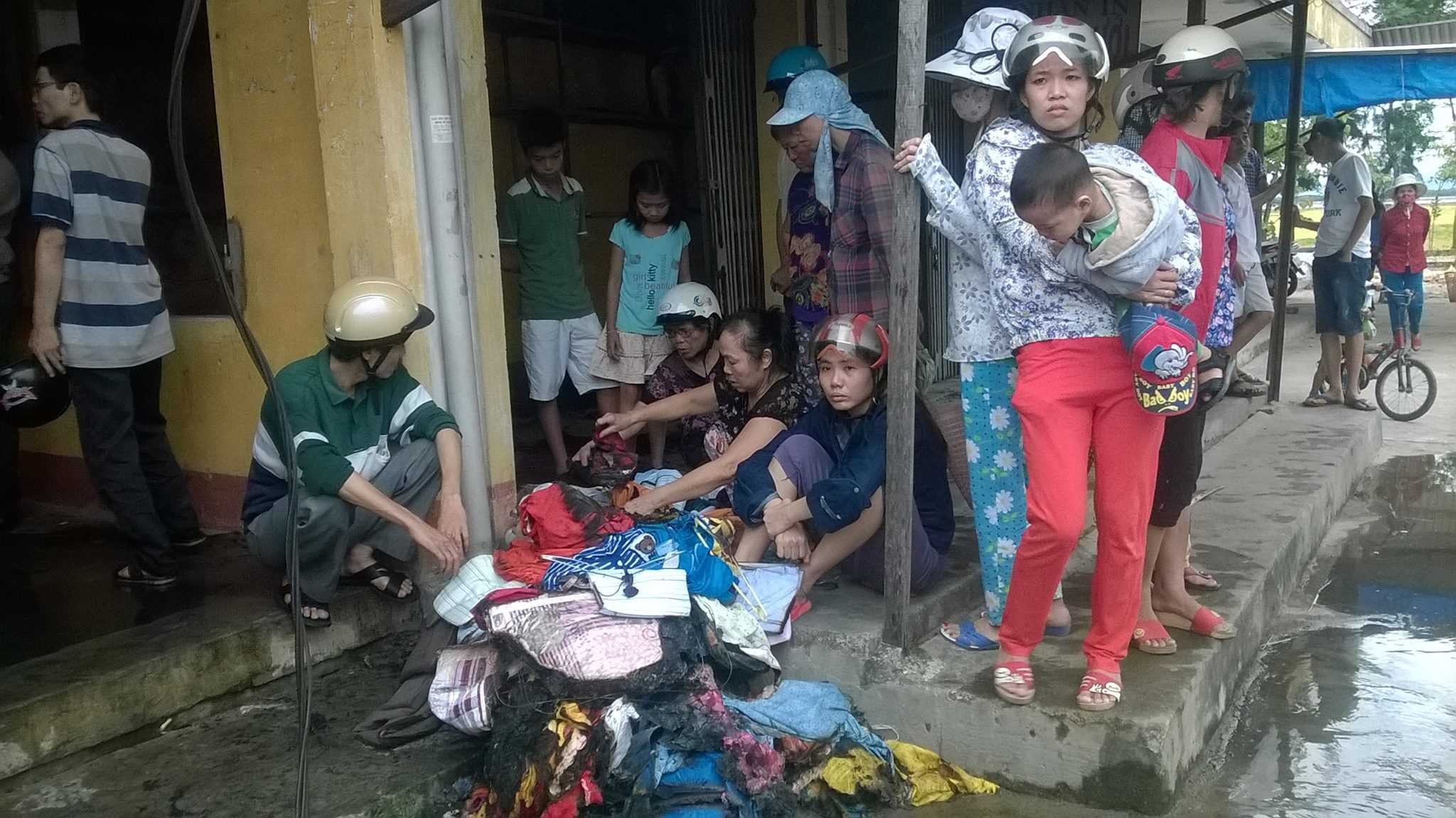 Tiểu thương thất thần vì hàng hóa bị thiêu rụi.