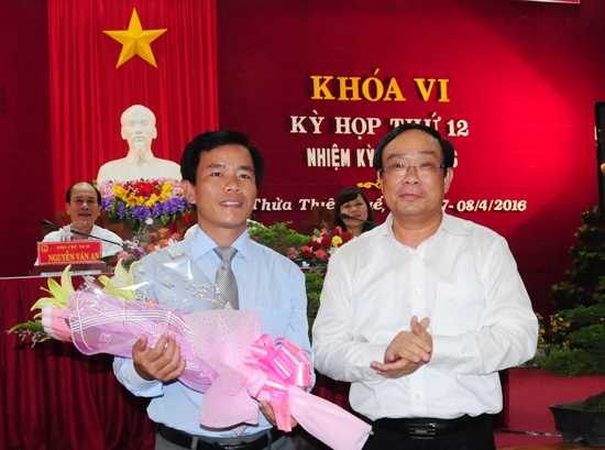 Ông Nguyễn Văn Phương (trái) vừa được bầu giữ chức Phó Chủ tịch UBND tỉnh Thừa Thiên - Huế.