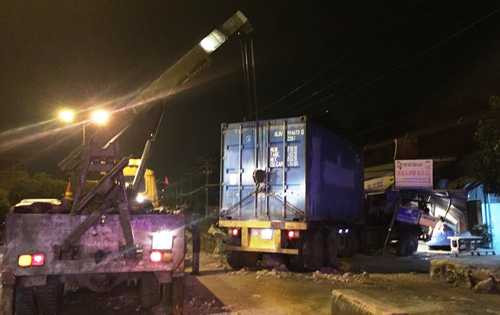 Đến rạng sáng nay 16/5, xe cẩu vẫn đang tiến hành cứu hộ chiếc xe đầu kéo container gặp nạn trên QL22. 