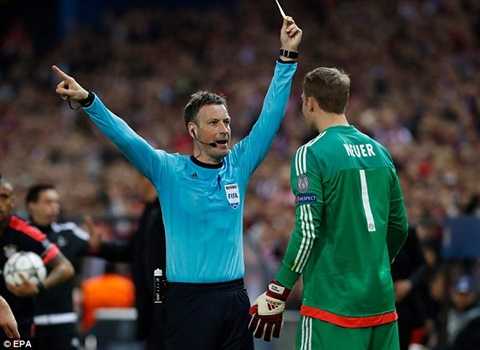 Mark Clattenburg rút thẻ vàng cảnh cáo Neuer ở trận bán kết lượt đi Champions League giữa tuần vừa rồi Mark Clattenburg rút thẻ vàng cảnh cáo Neuer ở trận bán kết lượt đi Champions League giữa tuần vừa rồi