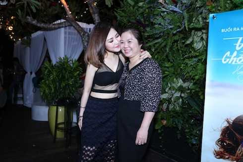 Hương Tràm diện đầm xuyên thấu khoe vẻ sexy bên mẹ. 