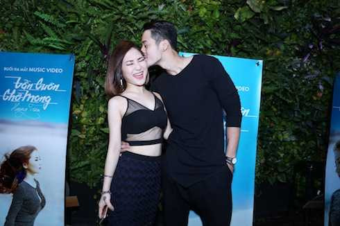 Dương Mạc Anh Quân tình tứ hôn Hương Tràm.