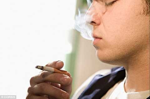 Người hút thuốc kiếm được ít hơn 5 đô-la một giờ so với người không hút Người hút thuốc kiếm được ít hơn 5 đô-la một giờ so với người không hút