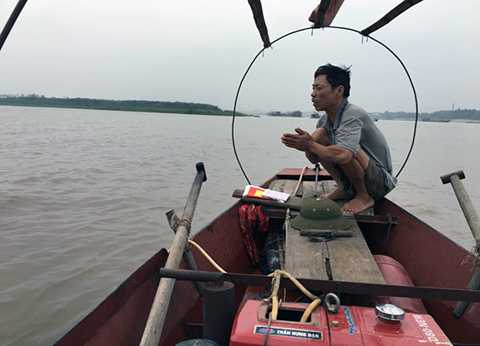 Ông Lập làm lễ trước khi xin nước.Ảnh: GIA TƯỞNG