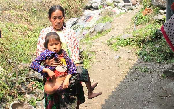 Bố mất sớm, 3 người chị đi lấy chồng, hơn 10 năm qua 2 mẹ con cháu Lúa còm cõi nuôi nhau. 