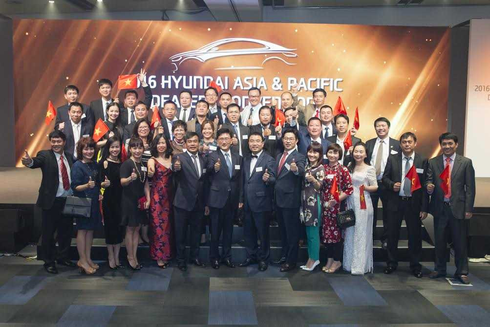 Toàn đoàn Hyundai Thành Công chia sẻ phút giây chiến thắng